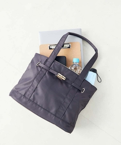 a.v.v(アーヴェヴェ)の「【A4サイズ対応】ナイロントート(トートバッグ・レディース・ベージュ/チャコールグレー・38)」の4枚目の写真