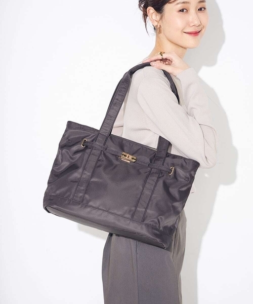 a.v.v(アーヴェヴェ)の「【A4サイズ対応】ナイロントート(トートバッグ・レディース・ベージュ/チャコールグレー・38)」の17枚目の写真