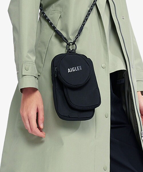 AIGLE（エーグル）の「撥水 ショルダーポーチ サブポーチ付属（ショルダーバッグ・レディース・モスグリーン/ブラック・FREE）」の2枚目の写真