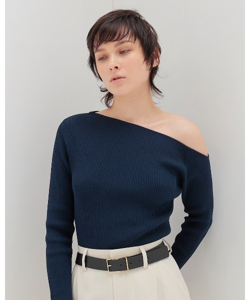 DRESSLAVE（ドレスレイブ）の「asymmetric off-shoulder pull(アシンメトリーオフショルダープルオーバー)（ニット/セーター・レディース・ネイビー/ホワイト・38）」の2枚目の写真