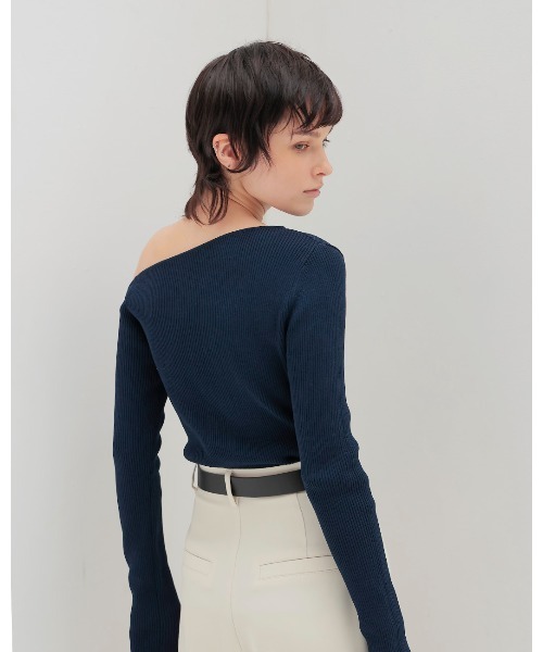 DRESSLAVE（ドレスレイブ）の「asymmetric off-shoulder pull(アシンメトリーオフショルダープルオーバー)（ニット/セーター・レディース・ネイビー/ホワイト・38）」の3枚目の写真