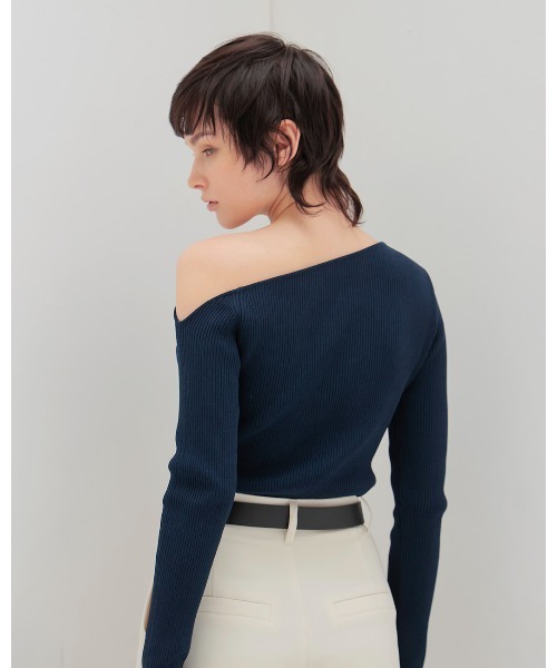 DRESSLAVE（ドレスレイブ）の「asymmetric off-shoulder pull(アシンメトリーオフショルダープルオーバー)（ニット/セーター・レディース・ネイビー/ホワイト・38）」の4枚目の写真