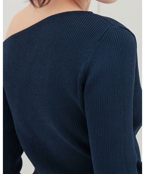 DRESSLAVE（ドレスレイブ）の「asymmetric off-shoulder pull(アシンメトリーオフショルダープルオーバー)（ニット/セーター・レディース・ネイビー/ホワイト・38）」の6枚目の写真