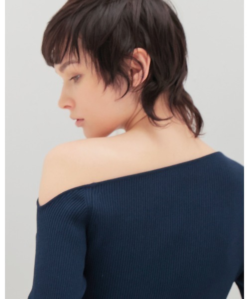 DRESSLAVE（ドレスレイブ）の「asymmetric off-shoulder pull(アシンメトリーオフショルダープルオーバー)（ニット/セーター・レディース・ネイビー/ホワイト・38）」の7枚目の写真