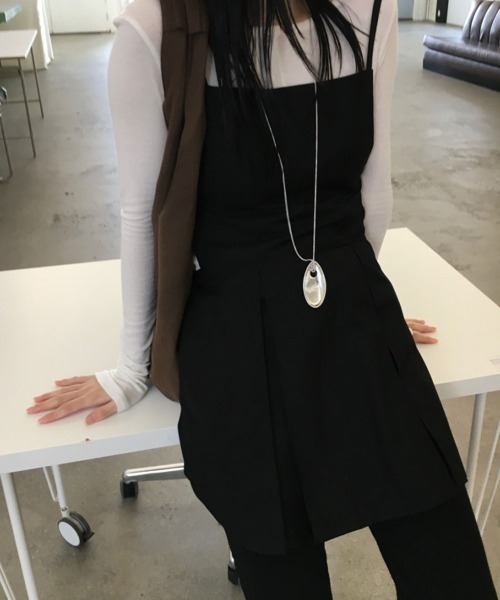 VIVID LADY(ビビッドレディー)の「キャミワンピース レイヤードワンピース プリーツ ミニ 紐付き(ワンピース・レディース・ブラック/チャコールグレー・FREE)」の16枚目の写真