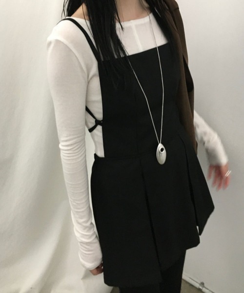 VIVID LADY(ビビッドレディー)の「キャミワンピース レイヤードワンピース プリーツ ミニ 紐付き(ワンピース・レディース・ブラック/チャコールグレー・FREE)」の4枚目の写真