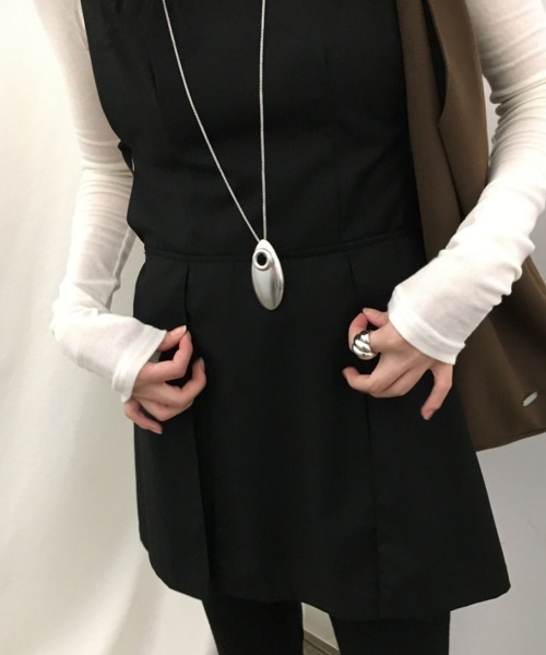 VIVID LADY(ビビッドレディー)の「キャミワンピース レイヤードワンピース プリーツ ミニ 紐付き(ワンピース・レディース・ブラック/チャコールグレー・FREE)」の5枚目の写真