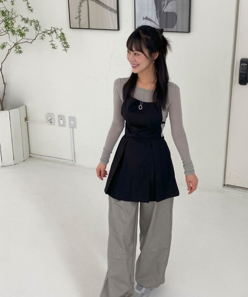 VIVID LADY(ビビッドレディー)の「キャミワンピース レイヤードワンピース プリーツ ミニ 紐付き(ワンピース・レディース・ブラック/チャコールグレー・FREE)」の11枚目の写真