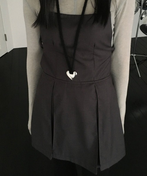 VIVID LADY(ビビッドレディー)の「キャミワンピース レイヤードワンピース プリーツ ミニ 紐付き(ワンピース・レディース・ブラック/チャコールグレー・FREE)」の13枚目の写真
