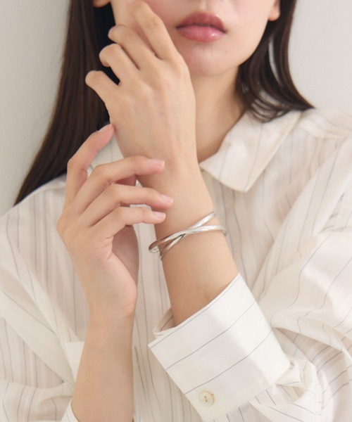 KATHARINE ROSS(キャサリンロス)の「【KATHARINE ROSS】クロスメタルバングル(ブレスレット・レディース・シルバー/ゴールド・MEDIUM)」の2枚目の写真