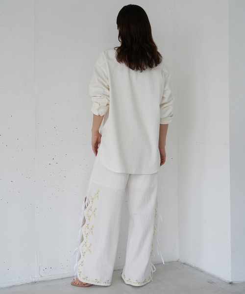 SLOBE IENA（スローブイエナ）の「《WEB/一部店舗限定》ribbon 刺しゅうパンツ（その他パンツ・レディース・ホワイト・38/36）」の4枚目の写真
