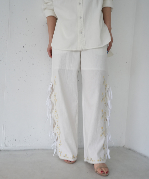 SLOBE IENA（スローブイエナ）の「《WEB/一部店舗限定》ribbon 刺しゅうパンツ（その他パンツ・レディース・ホワイト・38/36）」の5枚目の写真