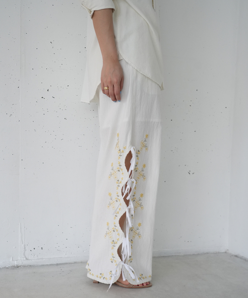 SLOBE IENA（スローブイエナ）の「《WEB/一部店舗限定》ribbon 刺しゅうパンツ（その他パンツ・レディース・ホワイト・38/36）」の6枚目の写真