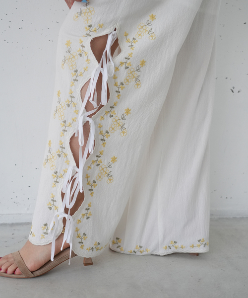 SLOBE IENA（スローブイエナ）の「《WEB/一部店舗限定》ribbon 刺しゅうパンツ（その他パンツ・レディース・ホワイト・38/36）」の7枚目の写真