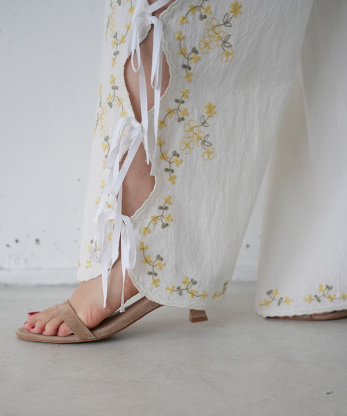 SLOBE IENA（スローブイエナ）の「《WEB/一部店舗限定》ribbon 刺しゅうパンツ（その他パンツ・レディース・ホワイト・38/36）」の8枚目の写真