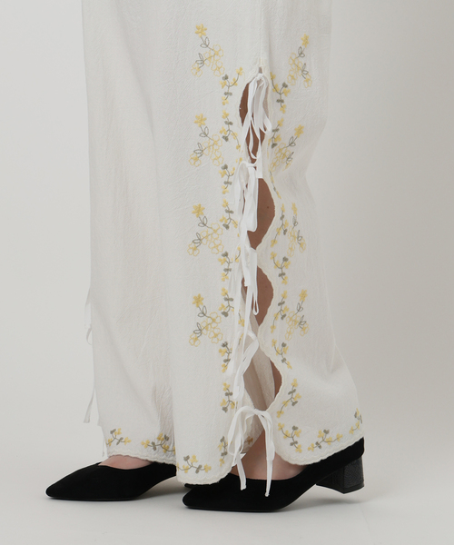 SLOBE IENA（スローブイエナ）の「《WEB/一部店舗限定》ribbon 刺しゅうパンツ（その他パンツ・レディース・ホワイト・38/36）」の22枚目の写真