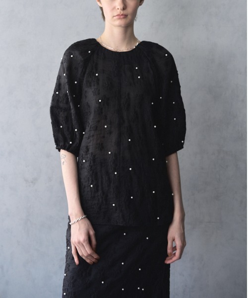 Muel Chic(ミュエルシック)の「Adela pearl 2way blouse アデラパール2wayブラウス(シャツ/ブラウス・レディース・オフホワイト/ブラック/クリアブルー・FREE)」の2枚目の写真