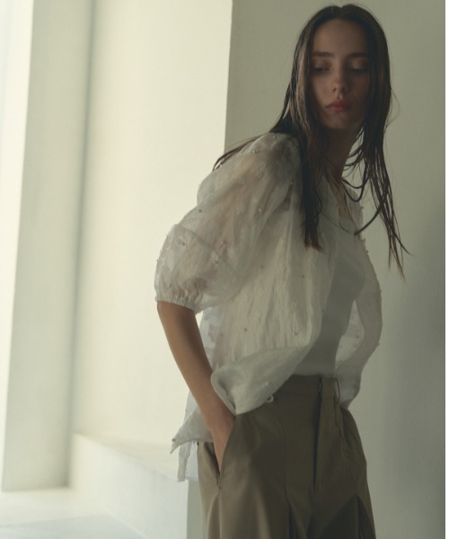 Muel Chic(ミュエルシック)の「Adela pearl 2way blouse アデラパール2wayブラウス(シャツ/ブラウス・レディース・オフホワイト/ブラック/クリアブルー・FREE)」の10枚目の写真