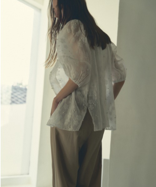 Muel Chic(ミュエルシック)の「Adela pearl 2way blouse アデラパール2wayブラウス(シャツ/ブラウス・レディース・オフホワイト/ブラック/クリアブルー・FREE)」の14枚目の写真