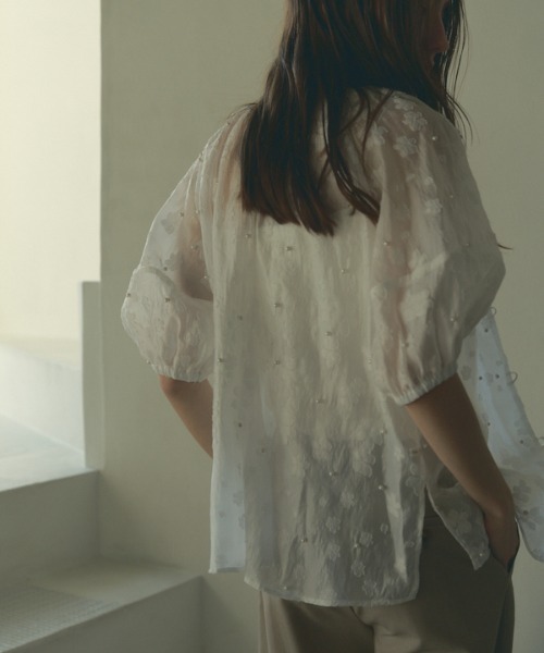 Muel Chic(ミュエルシック)の「Adela pearl 2way blouse アデラパール2wayブラウス(シャツ/ブラウス・レディース・オフホワイト/ブラック/クリアブルー・FREE)」の11枚目の写真