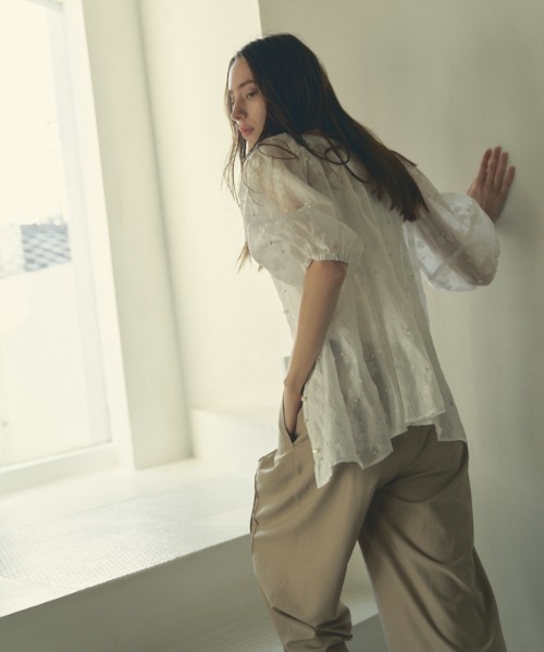 Muel Chic(ミュエルシック)の「Adela pearl 2way blouse アデラパール2wayブラウス(シャツ/ブラウス・レディース・オフホワイト/ブラック/クリアブルー・FREE)」の16枚目の写真