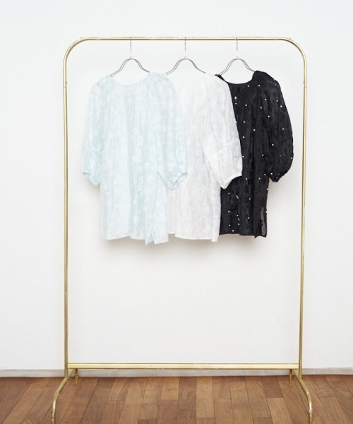 Muel Chic(ミュエルシック)の「Adela pearl 2way blouse アデラパール2wayブラウス(シャツ/ブラウス・レディース・オフホワイト/ブラック/クリアブルー・FREE)」の4枚目の写真