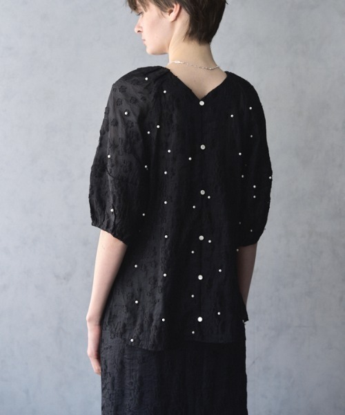 Muel Chic(ミュエルシック)の「Adela pearl 2way blouse アデラパール2wayブラウス(シャツ/ブラウス・レディース・オフホワイト/ブラック/クリアブルー・FREE)」の20枚目の写真