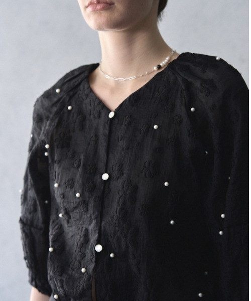 Muel Chic(ミュエルシック)の「Adela pearl 2way blouse アデラパール2wayブラウス(シャツ/ブラウス・レディース・オフホワイト/ブラック/クリアブルー・FREE)」の22枚目の写真