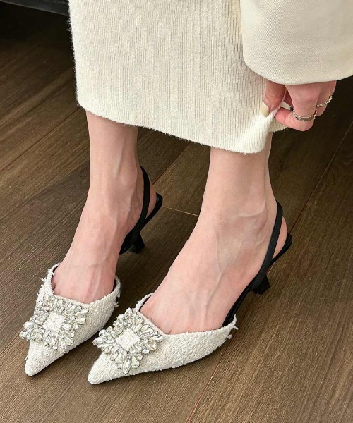 Forcement(フォースメント)の「ビジュー付きバックストラップツイードパンプス(パンプス・レディース・ホワイト/ブラック/グリーン・24.5cm/25cm/22cm/22.5cm/23cm/23.5cm/24cm)」の1枚目の写真