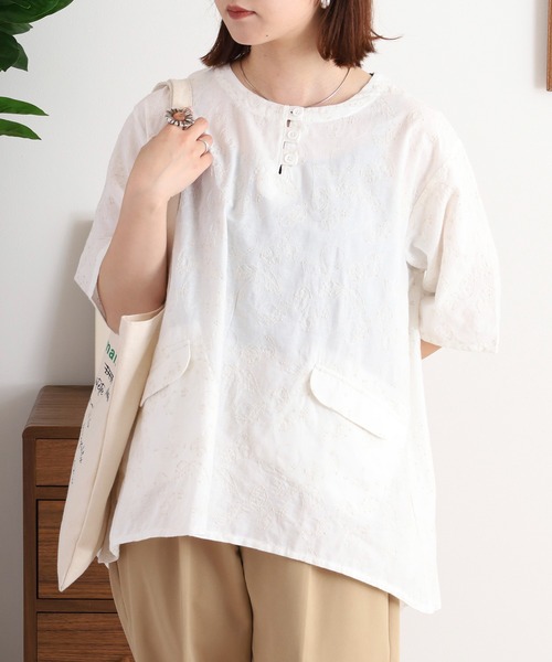 Emago(イマゴ)の「EMAGO レモンとオレンジ総柄刺繍ブラウス(シャツ/ブラウス・レディース・スミクロ/ホワイト/ホワイト×ブラック・FREE)」の2枚目の写真