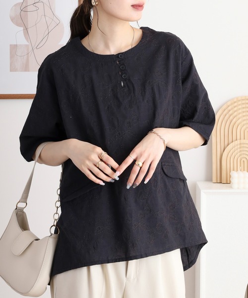 Emago(イマゴ)の「EMAGO レモンとオレンジ総柄刺繍ブラウス(シャツ/ブラウス・レディース・スミクロ/ホワイト/ホワイト×ブラック・FREE)」の3枚目の写真