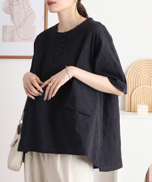 Emago(イマゴ)の「EMAGO レモンとオレンジ総柄刺繍ブラウス(シャツ/ブラウス・レディース・スミクロ/ホワイト/ホワイト×ブラック・FREE)」の6枚目の写真