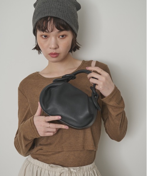full/fill.(フルフィル)の「ハンドルデザインギャザーミニバッグ(ショルダーバッグ・レディース・ブラウン/ブラック/アイボリー・FREE)」の3枚目の写真