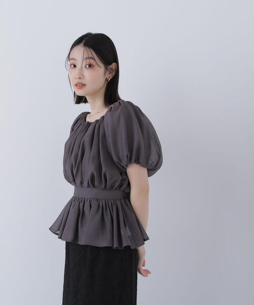 NATURAL BEAUTY BASIC（ナチュラルビューティーベーシック）の「◇シアーギャザーペプラムブラウス（シャツ/ブラウス・レディース・ダークブラウン/ベージュ/ラベンダー/チャコールグレー/オフホワイト・SMALL/MEDIUM）」の10枚目の写真