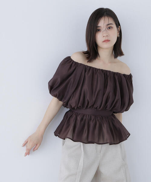 NATURAL BEAUTY BASIC（ナチュラルビューティーベーシック）の「◇シアーギャザーペプラムブラウス（シャツ/ブラウス・レディース・ダークブラウン/ベージュ/ラベンダー/チャコールグレー/オフホワイト・SMALL/MEDIUM）」の4枚目の写真