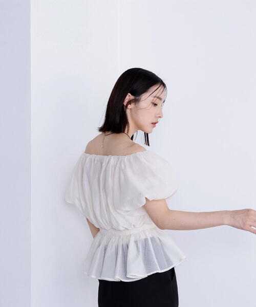 NATURAL BEAUTY BASIC（ナチュラルビューティーベーシック）の「◇シアーギャザーペプラムブラウス（シャツ/ブラウス・レディース・ダークブラウン/ベージュ/ラベンダー/チャコールグレー/オフホワイト・SMALL/MEDIUM）」の2枚目の写真