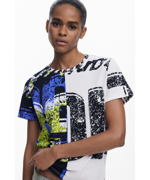 Desigual（デシグアル）の「グラフィティロゴ ミニ丈Tシャツ　ブラック（Tシャツ/カットソー・レディース・ブラック・XS/S/M/L/XL）」の3枚目の写真