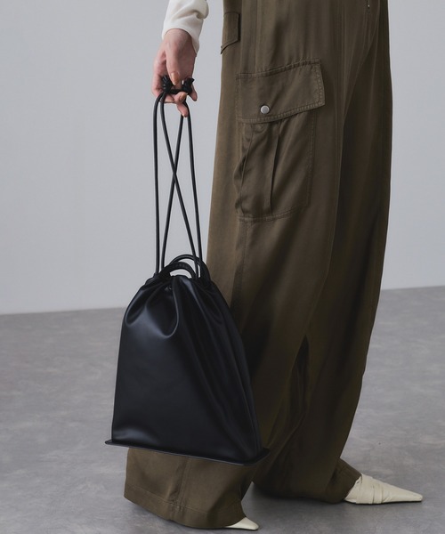 ADAM ET ROPE'（アダムエロペ）の「【サステナブル】アーティフシャルレザー巾着バッグ（ショルダーバッグ・レディース・ブラック/レンガ・FREE）」の2枚目の写真