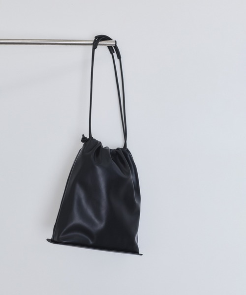 ADAM ET ROPE'（アダムエロペ）の「【サステナブル】アーティフシャルレザー巾着バッグ（ショルダーバッグ・レディース・ブラック/レンガ・FREE）」の4枚目の写真