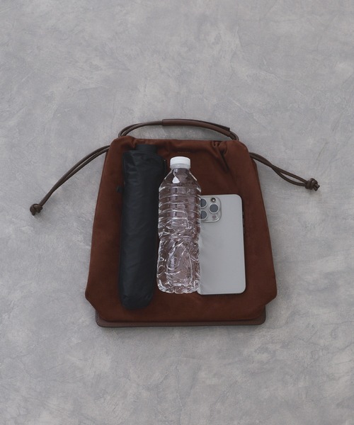 ADAM ET ROPE'（アダムエロペ）の「【サステナブル】アーティフシャルレザー巾着バッグ（ショルダーバッグ・レディース・ブラック/レンガ・FREE）」の5枚目の写真