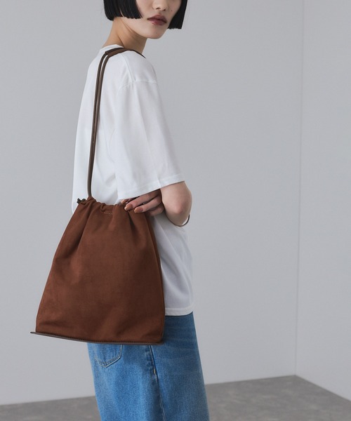 ADAM ET ROPE'（アダムエロペ）の「【サステナブル】アーティフシャルレザー巾着バッグ（ショルダーバッグ・レディース・ブラック/レンガ・FREE）」の6枚目の写真