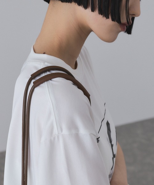 ADAM ET ROPE'（アダムエロペ）の「【サステナブル】アーティフシャルレザー巾着バッグ（ショルダーバッグ・レディース・ブラック/レンガ・FREE）」の7枚目の写真