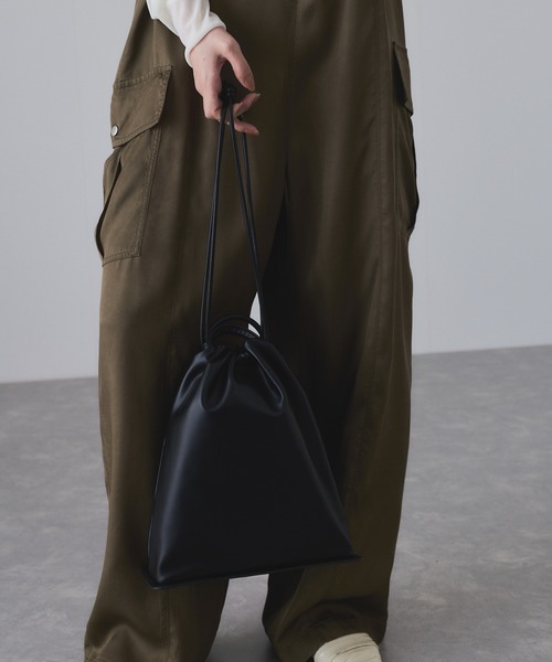 ADAM ET ROPE'（アダムエロペ）の「【サステナブル】アーティフシャルレザー巾着バッグ（ショルダーバッグ・レディース・ブラック/レンガ・FREE）」の9枚目の写真