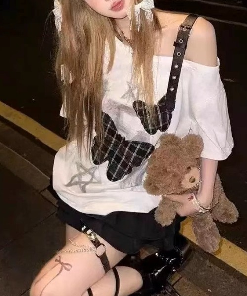 tシャツ A'GEM/9 × .kom 「.KOM/ドットケーオーエム」 グランジバタフライショルダーストラップTシャツ レディース A'GEM/9 × .kom 『.KOM/ドットケーオーエム』カモフラバタフライ