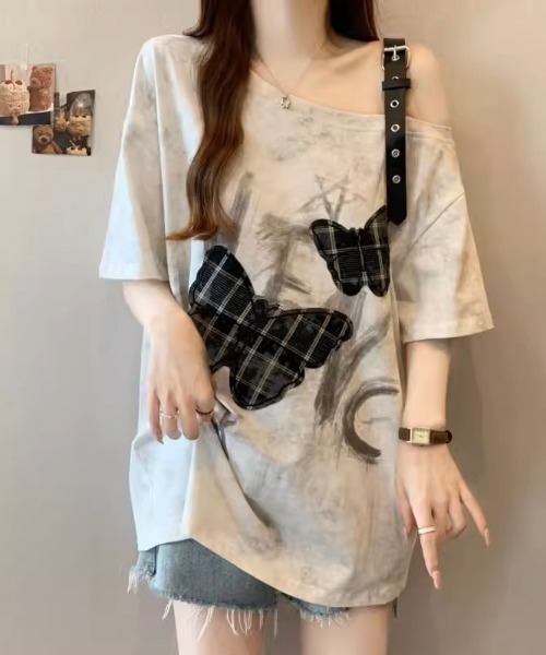 tシャツ A'GEM/9 × .kom 「.KOM/ドットケーオーエム」カモフラバタフライショルダーストラップTシャツ レディース A'GEM/9 × .kom 『.KOM/ドットケーオーエム』 グランジ