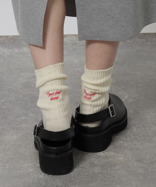 LAKOLE（ラコレ）の「リブ刺繍ロングソックス / 578213（ソックス/靴下・レディース・ブラック/オフホワイト/グレー/アイボリー/ライトグリーン・FREE）」の4枚目の写真