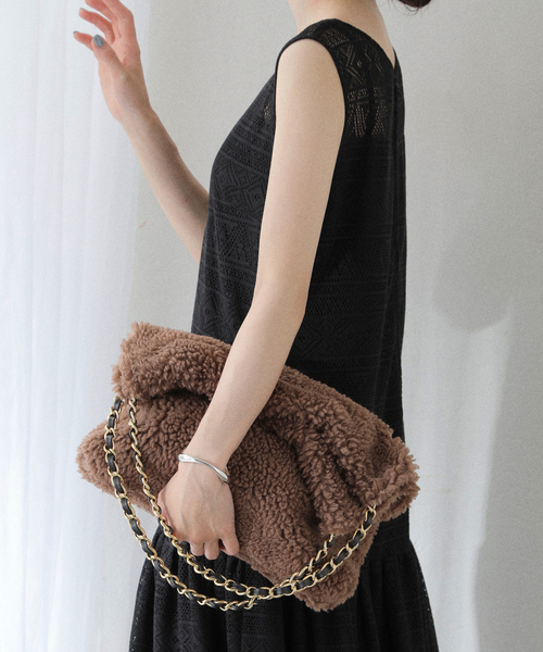 La TOTALITE(ラトータリテ)の「VIOLAd’ORO / ヴィオラドーロ エコファーバッグ 34*34cm(ショルダーバッグ・レディース・アイボリー/ブラウン・FREE)」の2枚目の写真