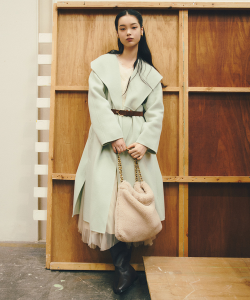 La TOTALITE(ラトータリテ)の「VIOLAd’ORO / ヴィオラドーロ エコファーバッグ 34*34cm(ショルダーバッグ・レディース・アイボリー/ブラウン・FREE)」の3枚目の写真