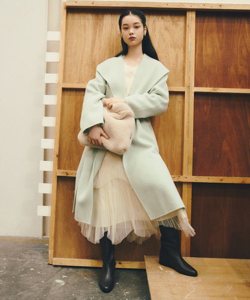 La TOTALITE(ラトータリテ)の「VIOLAd’ORO / ヴィオラドーロ エコファーバッグ 34*34cm(ショルダーバッグ・レディース・アイボリー/ブラウン・FREE)」の4枚目の写真