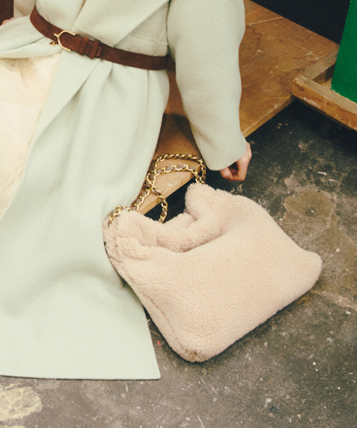 La TOTALITE(ラトータリテ)の「VIOLAd’ORO / ヴィオラドーロ エコファーバッグ 34*34cm(ショルダーバッグ・レディース・アイボリー/ブラウン・FREE)」の6枚目の写真